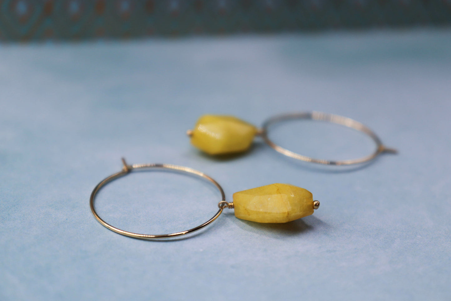 עגילי חישוק זהב בשילוב תליון אבן צהובה לולו Princess K Jewelry