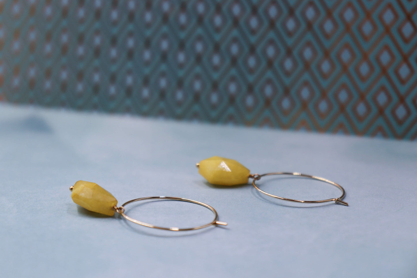 עגילי חישוק זהב בשילוב תליון אבן צהובה לולו Princess K Jewelry