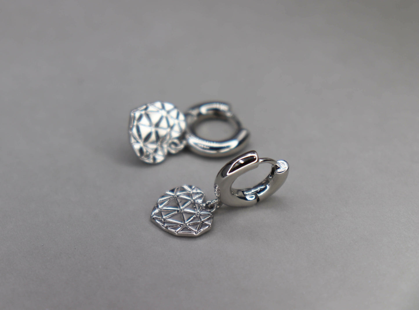 עגילי חישוק כסף בשילוב תליון לב לאב גיים Princess K Jewelry