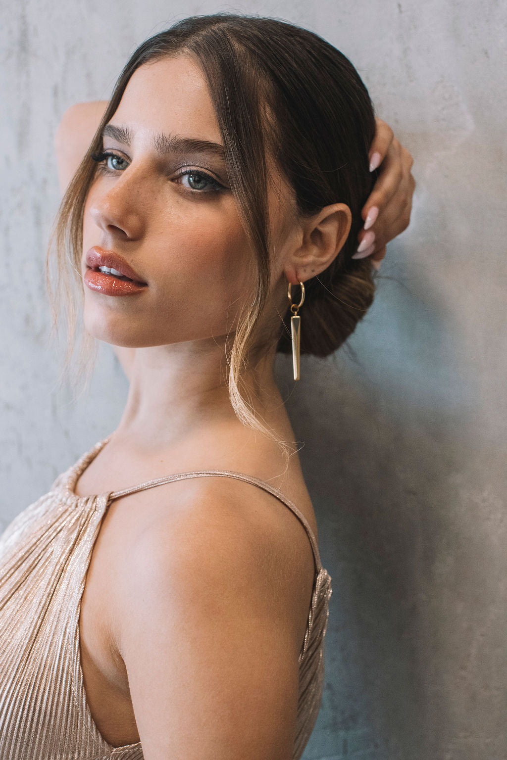 עגילי חישוק זהב בשילוב תליון אומגה Princess K Jewelry