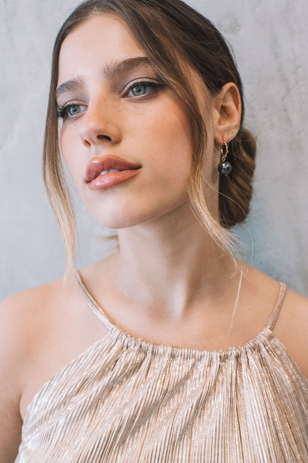 עגילי פנינה שחורה בומב Princess K Jewelry