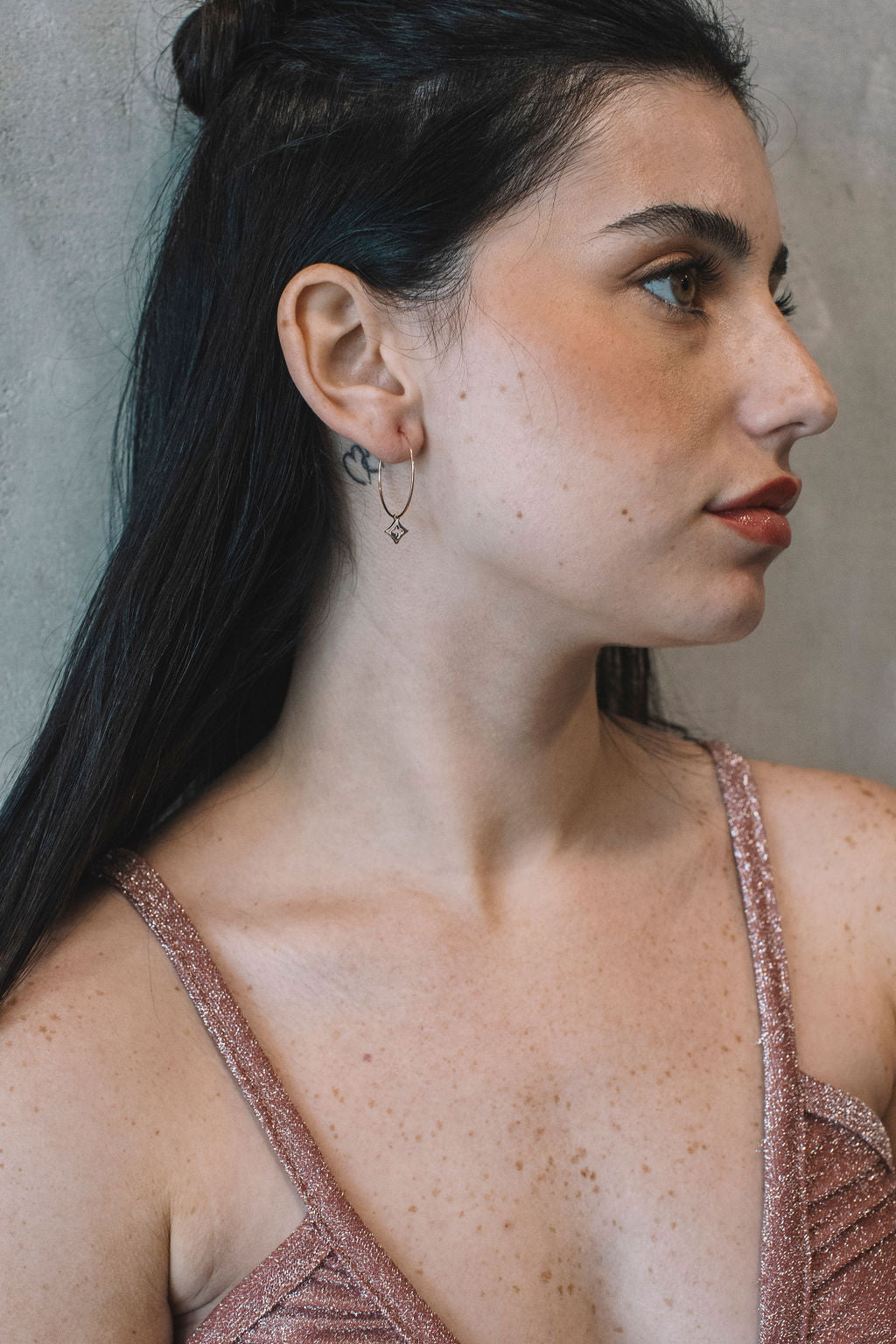 עגילי חישוק בשילוב תליון אייס רוז גולד Princess K Jewelry
