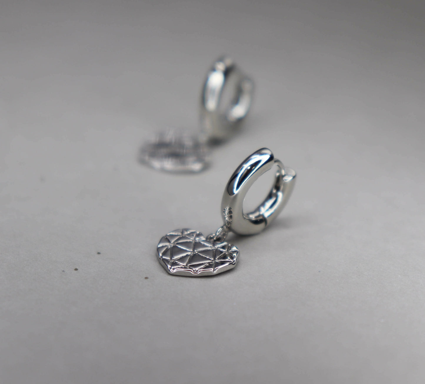 עגילי חישוק כסף בשילוב תליון לב לאב גיים Princess K Jewelry