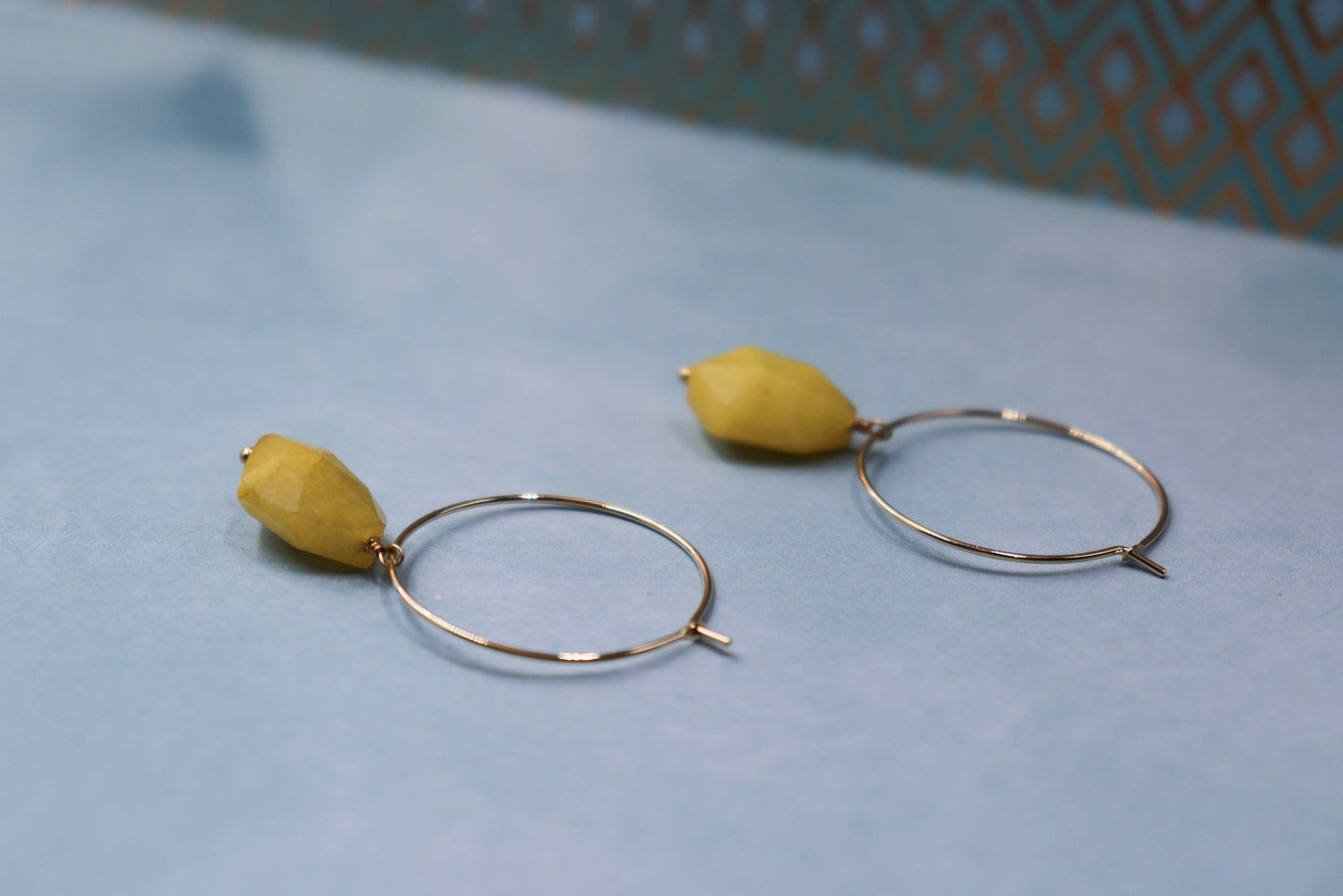 עגילי חישוק זהב בשילוב תליון אבן צהובה לולו Princess K Jewelry