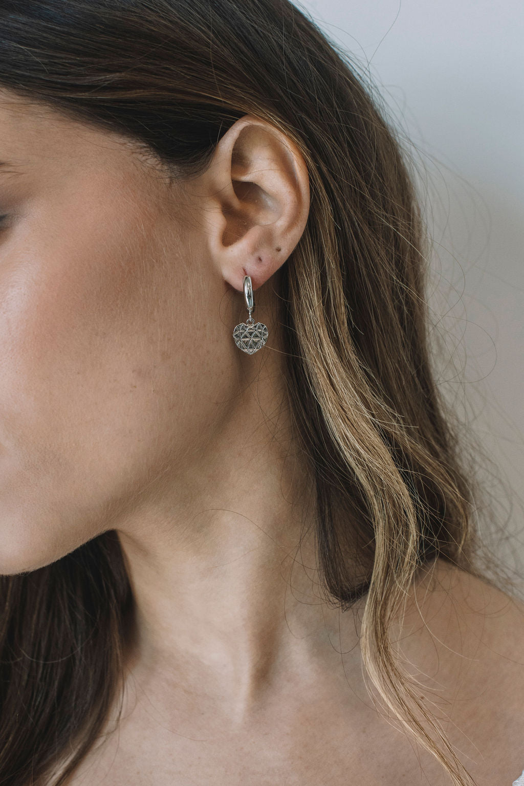 עגילי חישוק כסף בשילוב תליון לב לאב גיים Princess K Jewelry