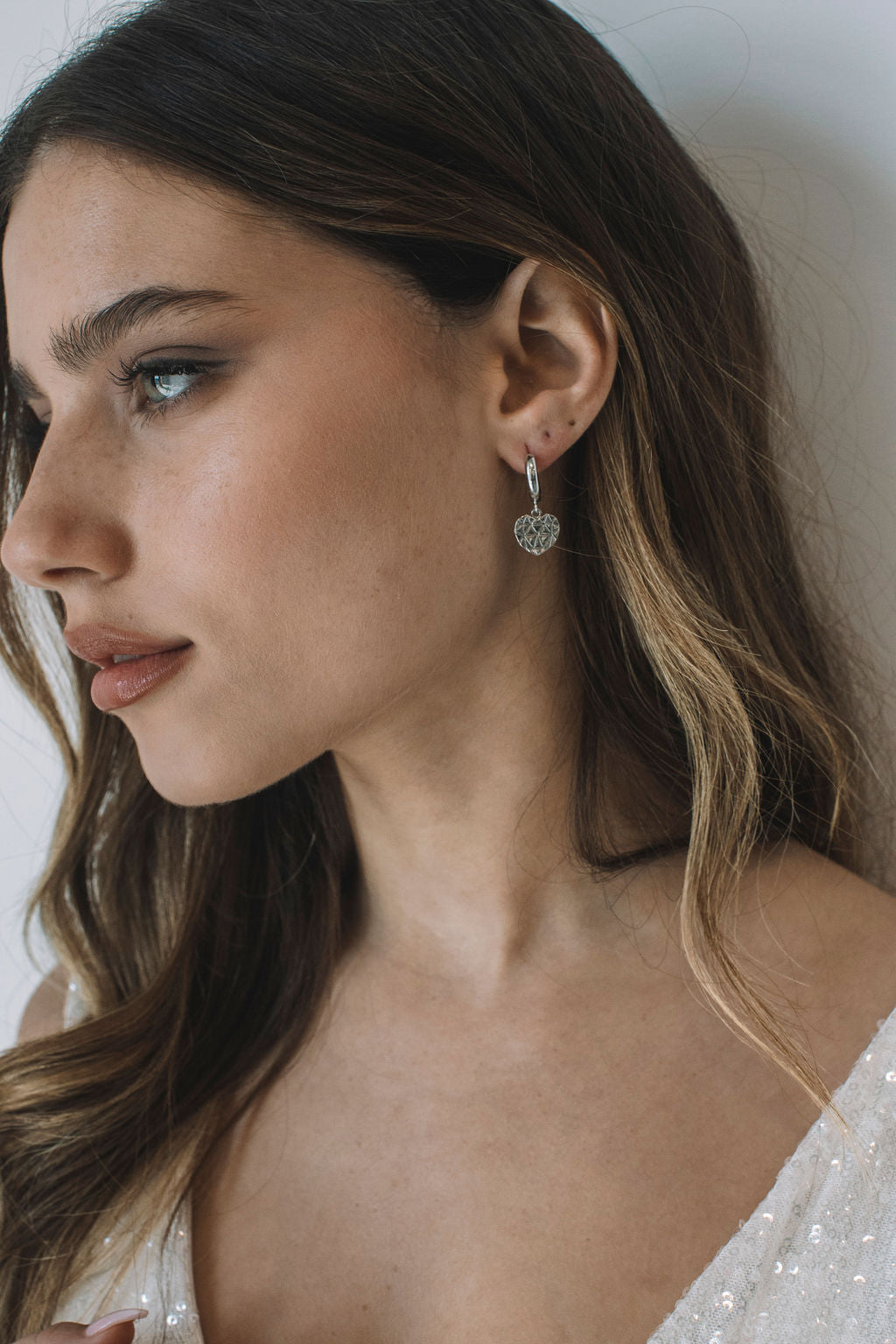 עגילי חישוק כסף בשילוב תליון לב לאב גיים Princess K Jewelry