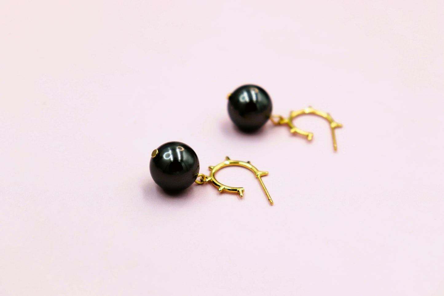 עגילי פנינה שחורה בומב Princess K Jewelry