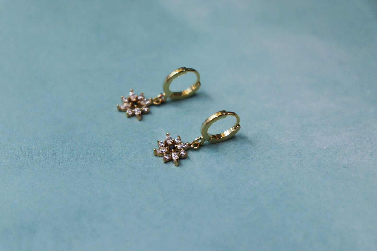 עגילי פרח זהב אינגריד Princess K Jewelry