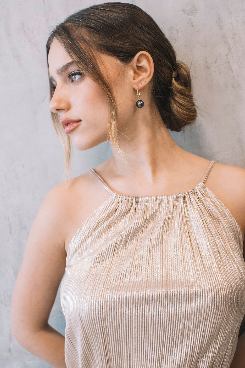 עגילי פנינה שחורה בומב Princess K Jewelry