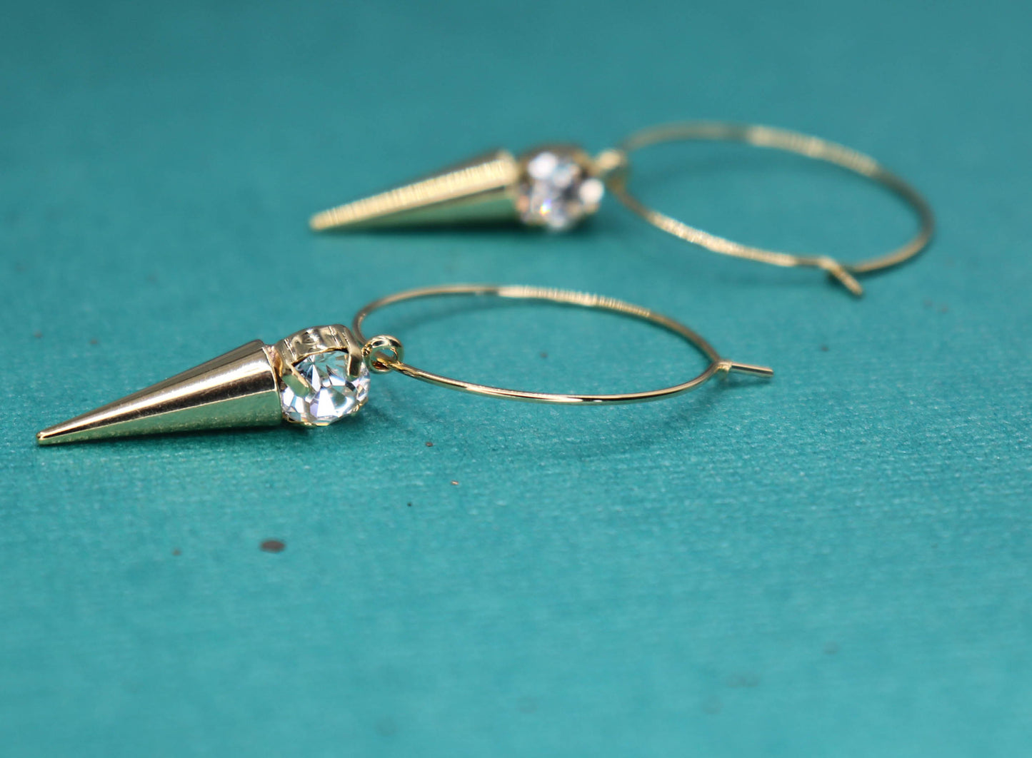 עגילי חישוק זהב בשילוב תליון נינה Princess K Jewelry