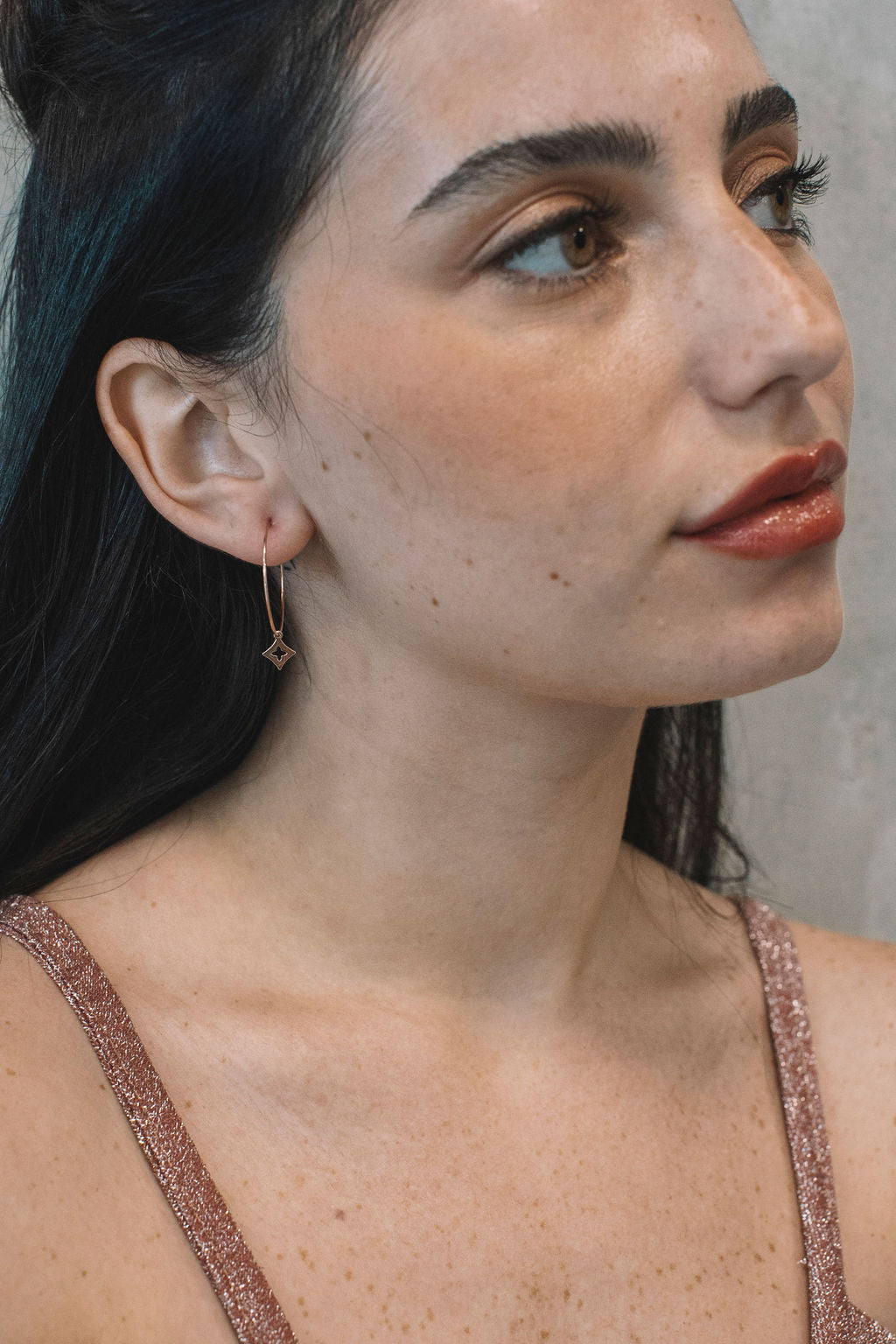 עגילי חישוק בשילוב תליון אייס רוז גולד Princess K Jewelry