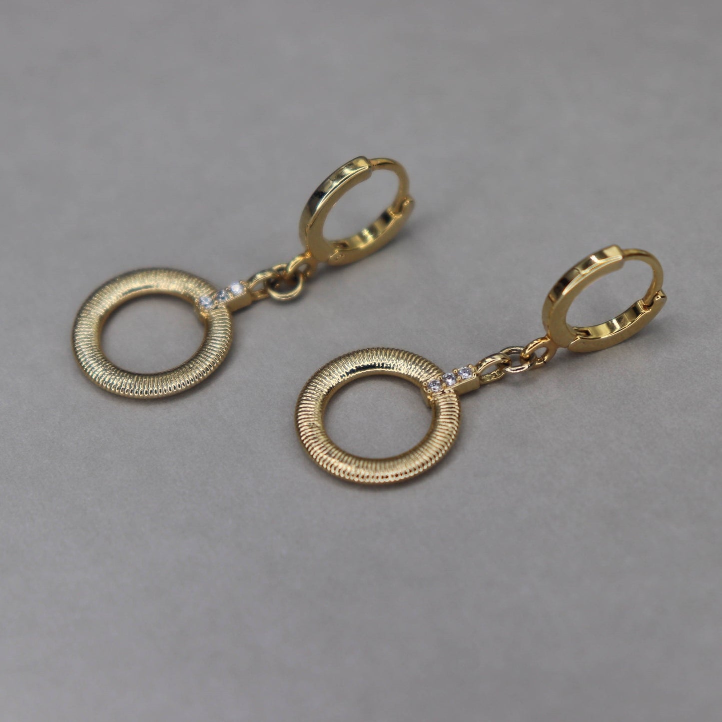 עגילי זהב עגולים אלכסיס Princess K Jewelry