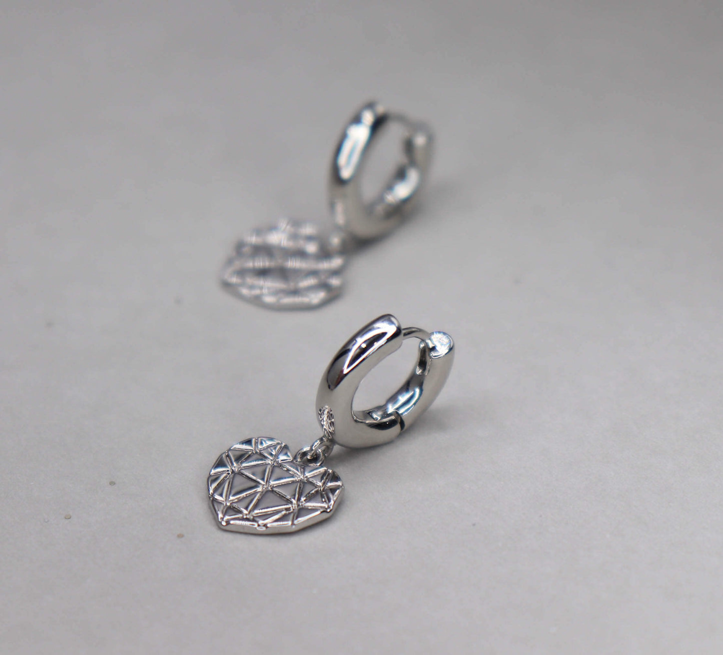 עגילי חישוק כסף בשילוב תליון לב לאב גיים Princess K Jewelry