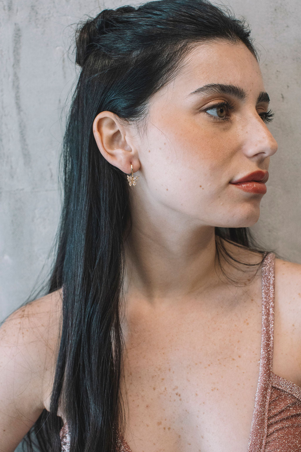 עגילי חישוק זהב בשילוב תליון פרפר מוניק Princess K Jewelry