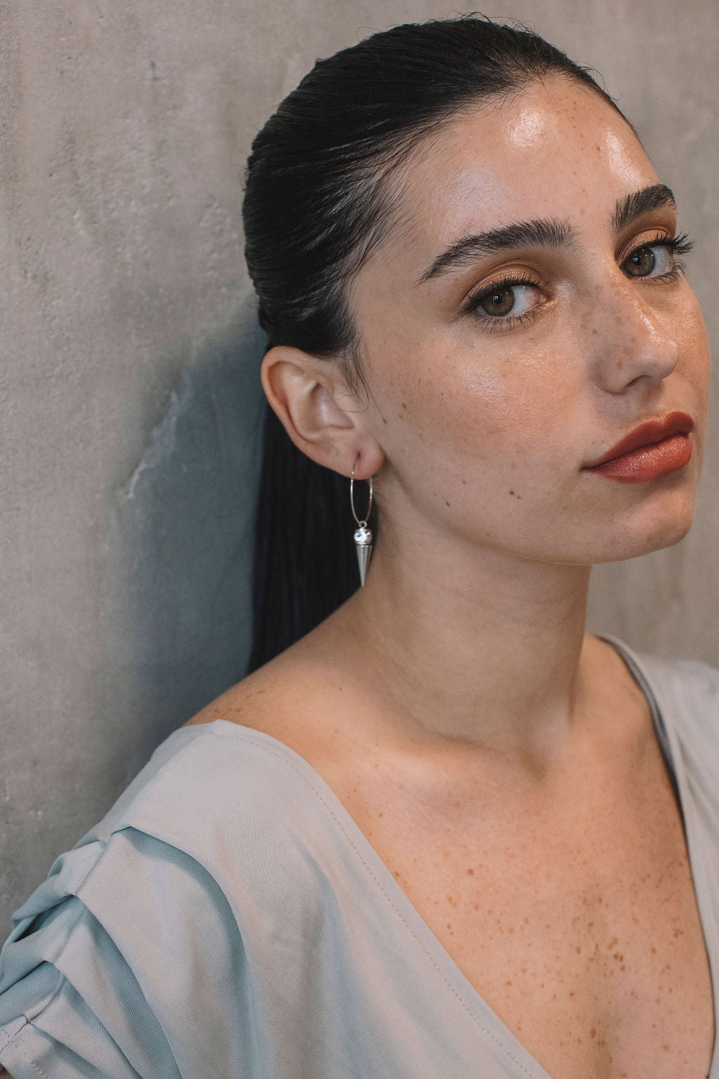עגילי חישוק כסף בשילוב תליון נינה Princess K Jewelry