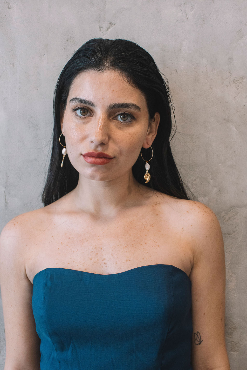 עגילי חישוק זהב בשילוב תליון פנינה מורגנה Princess K Jewelry