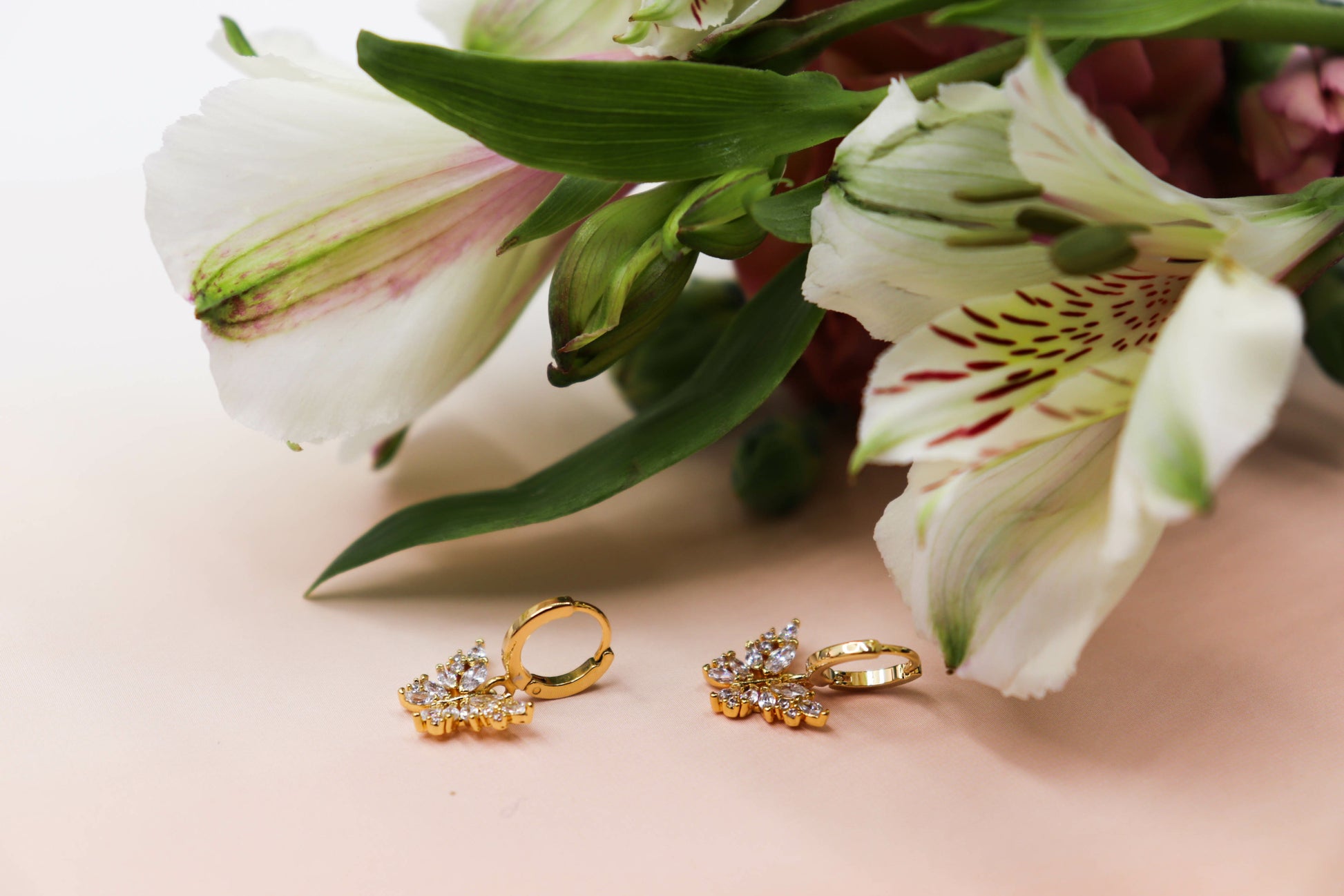 עגילי חישוק זהב בשילוב תליון פרפר מוניק Princess K Jewelry
