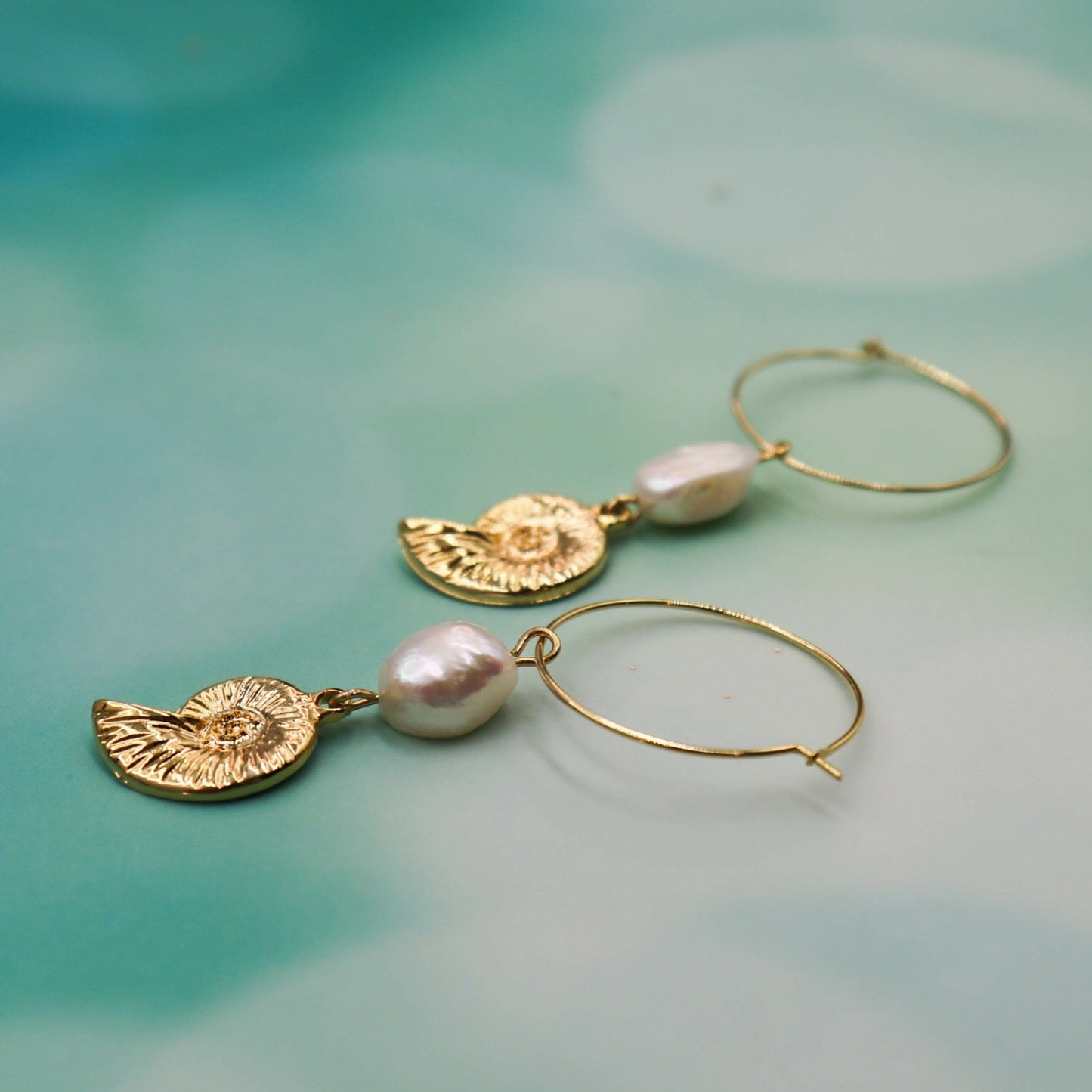 עגילי חישוק זהב בשילוב תליון פנינה מורגנה Princess K Jewelry