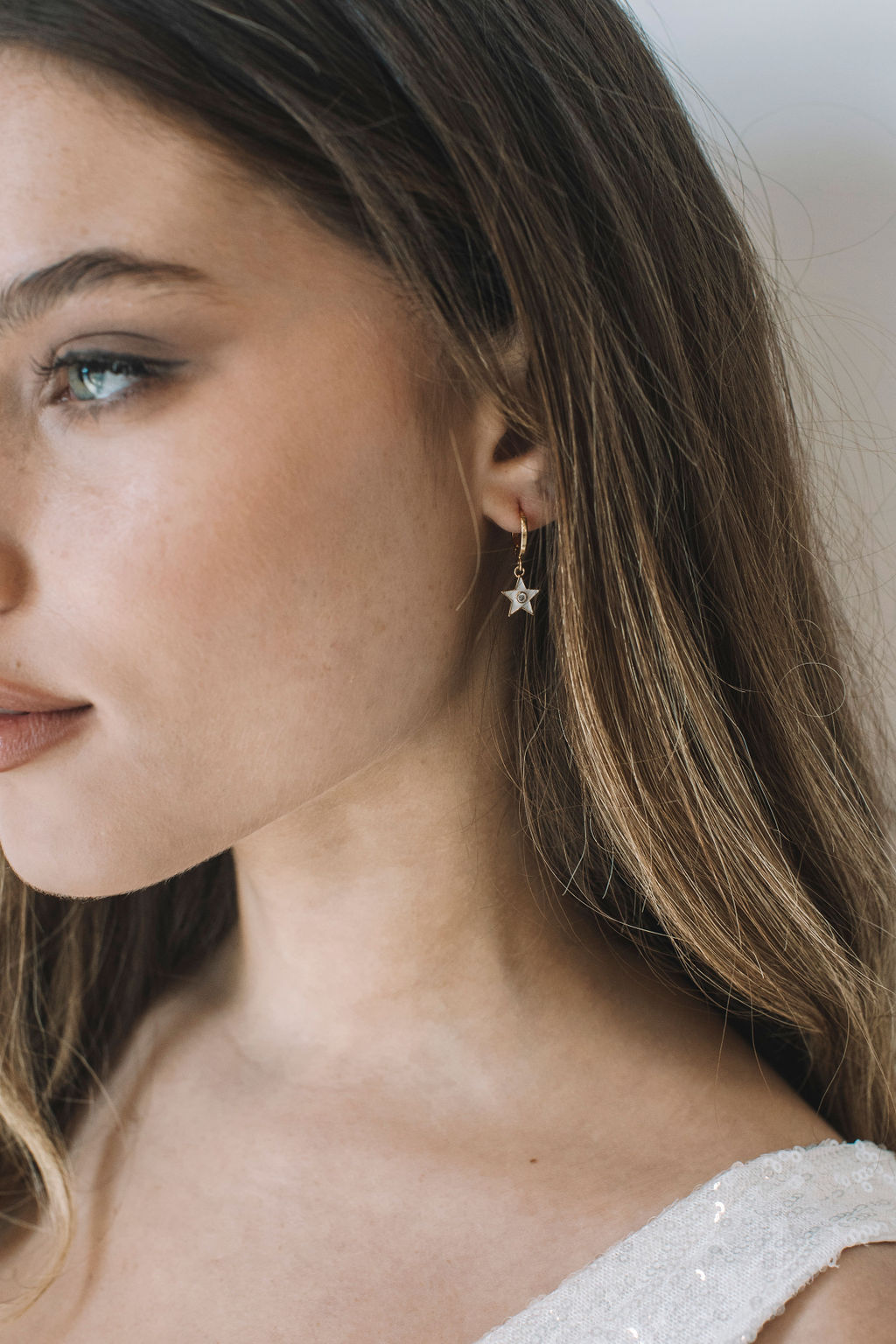 עגילי חישוק בשילוב תליון כוכב ווייט פארטי Princess K Jewelry