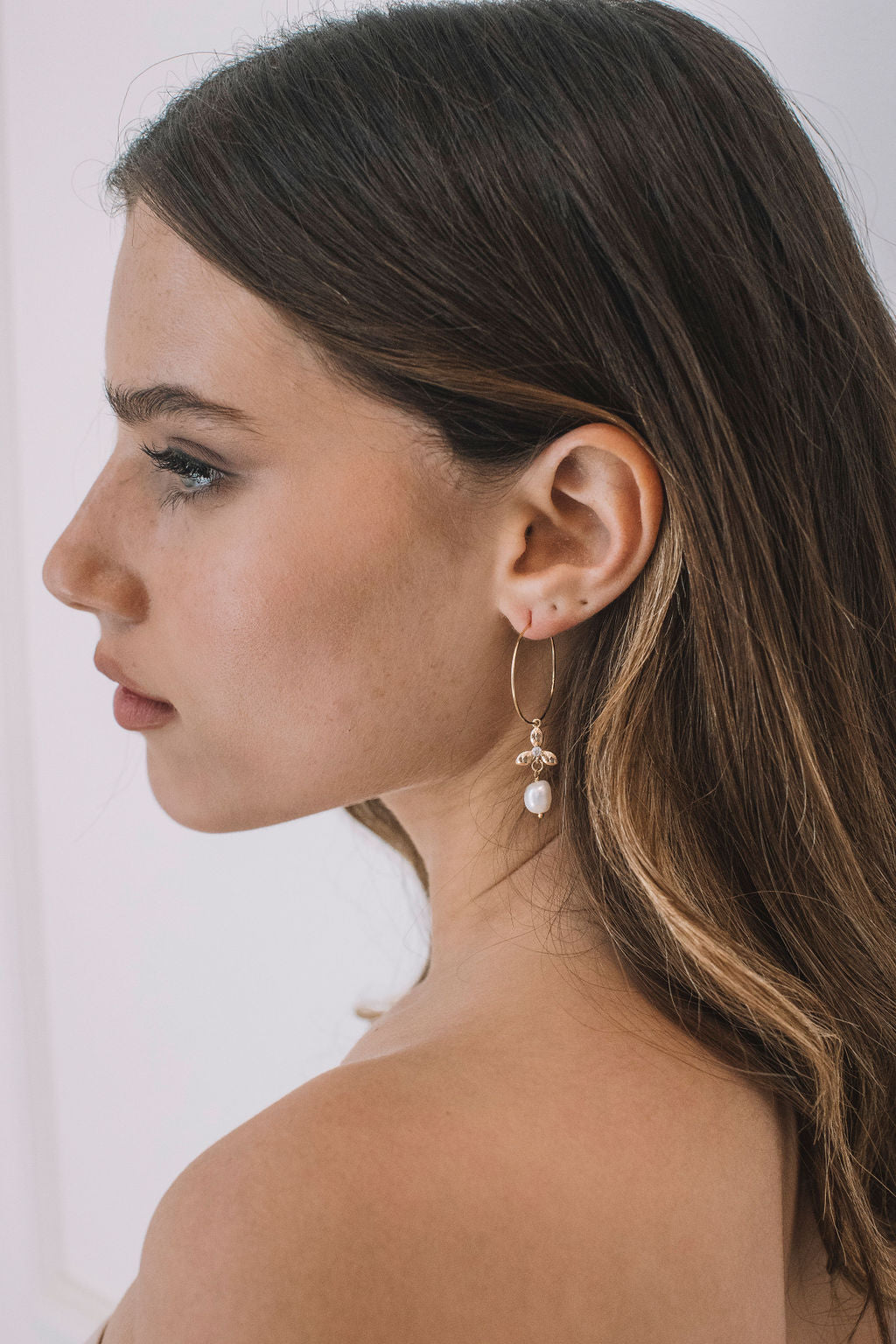 עגילי חישוק זהב פרח ופנינה ג'ולייט Princess K Jewelry