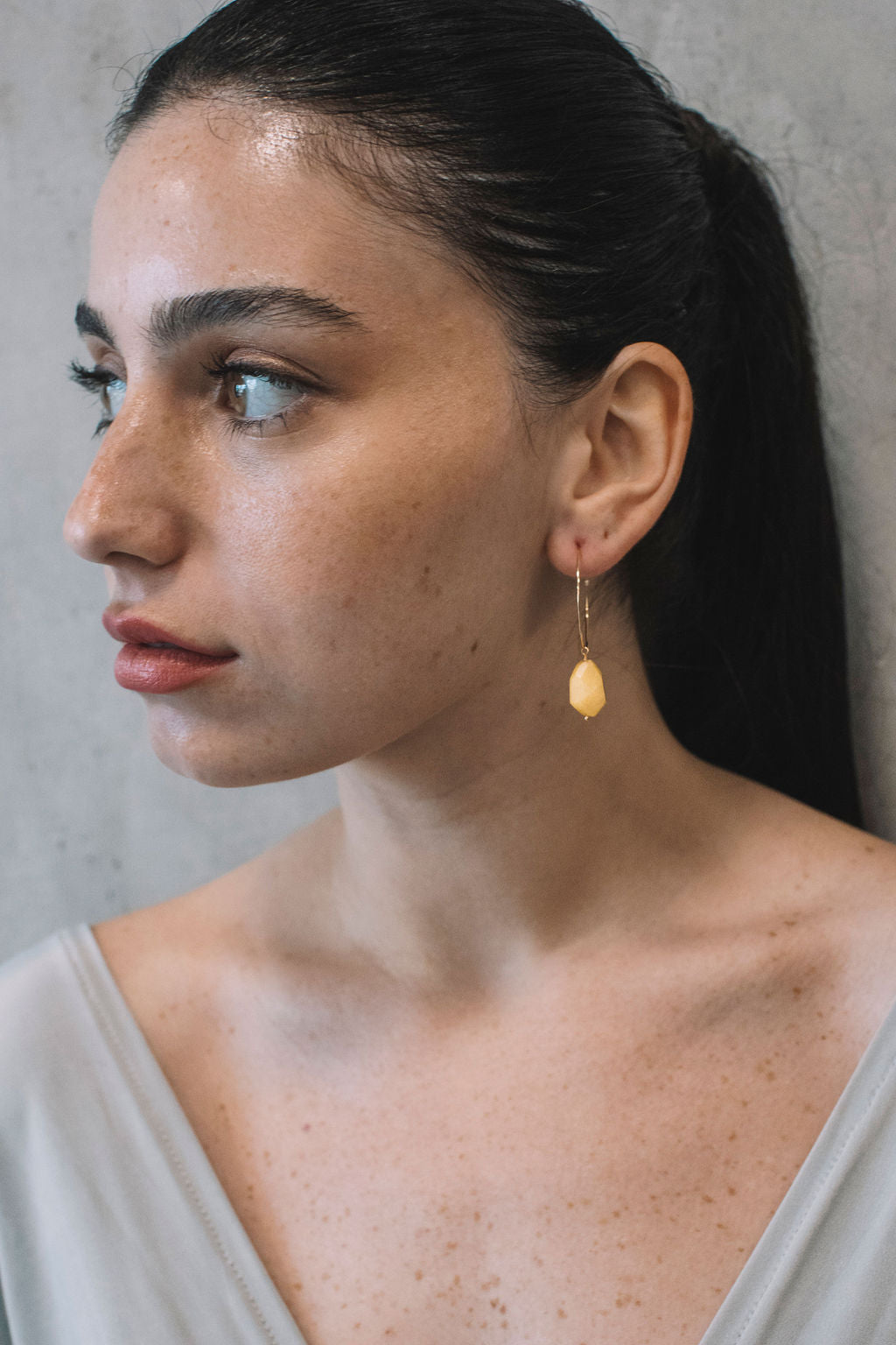 עגילי חישוק זהב בשילוב תליון אבן צהובה לולו Princess K Jewelry
