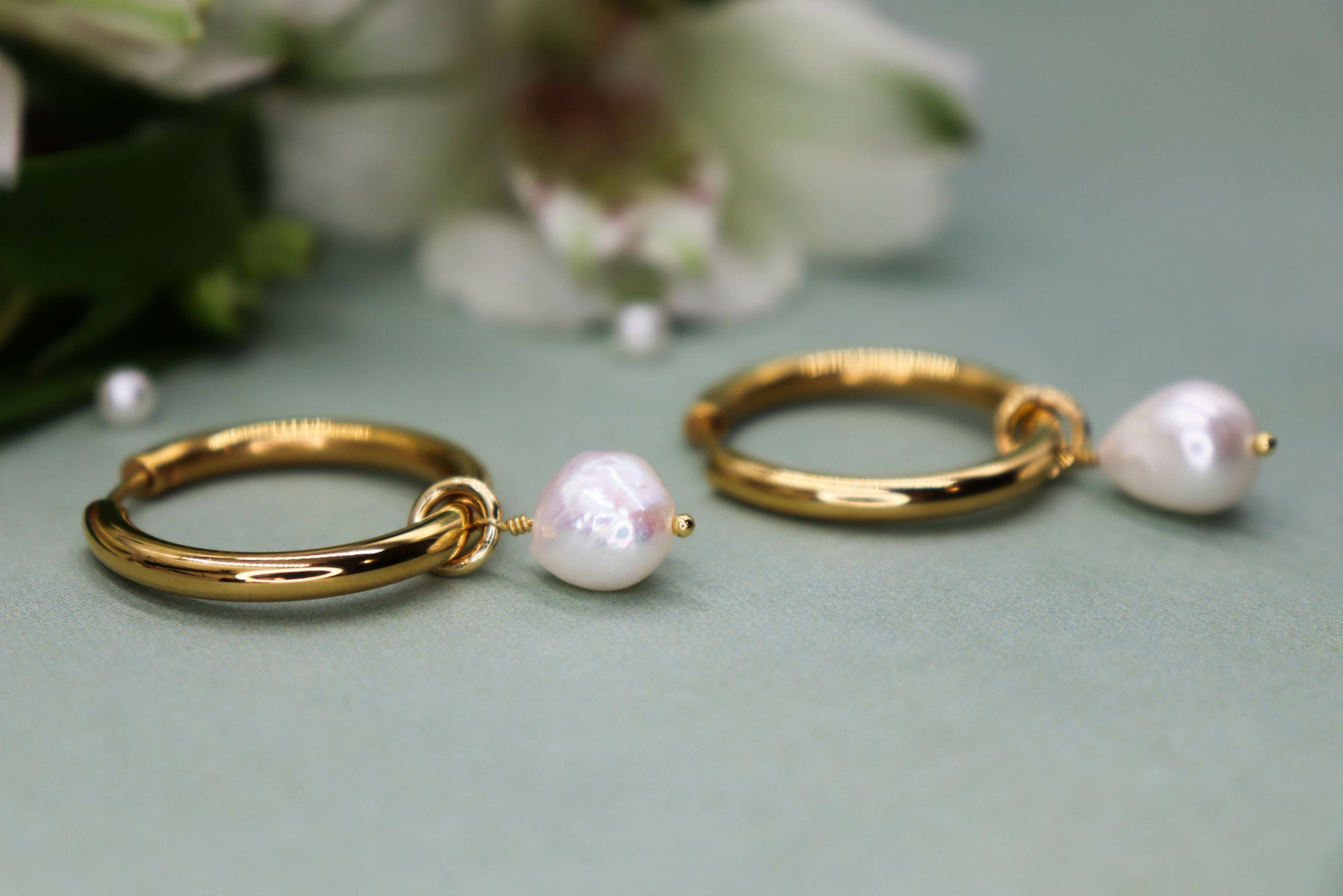 עגילי חישוק זהב בשילוב פנינה ריינה Princess K Jewelry
