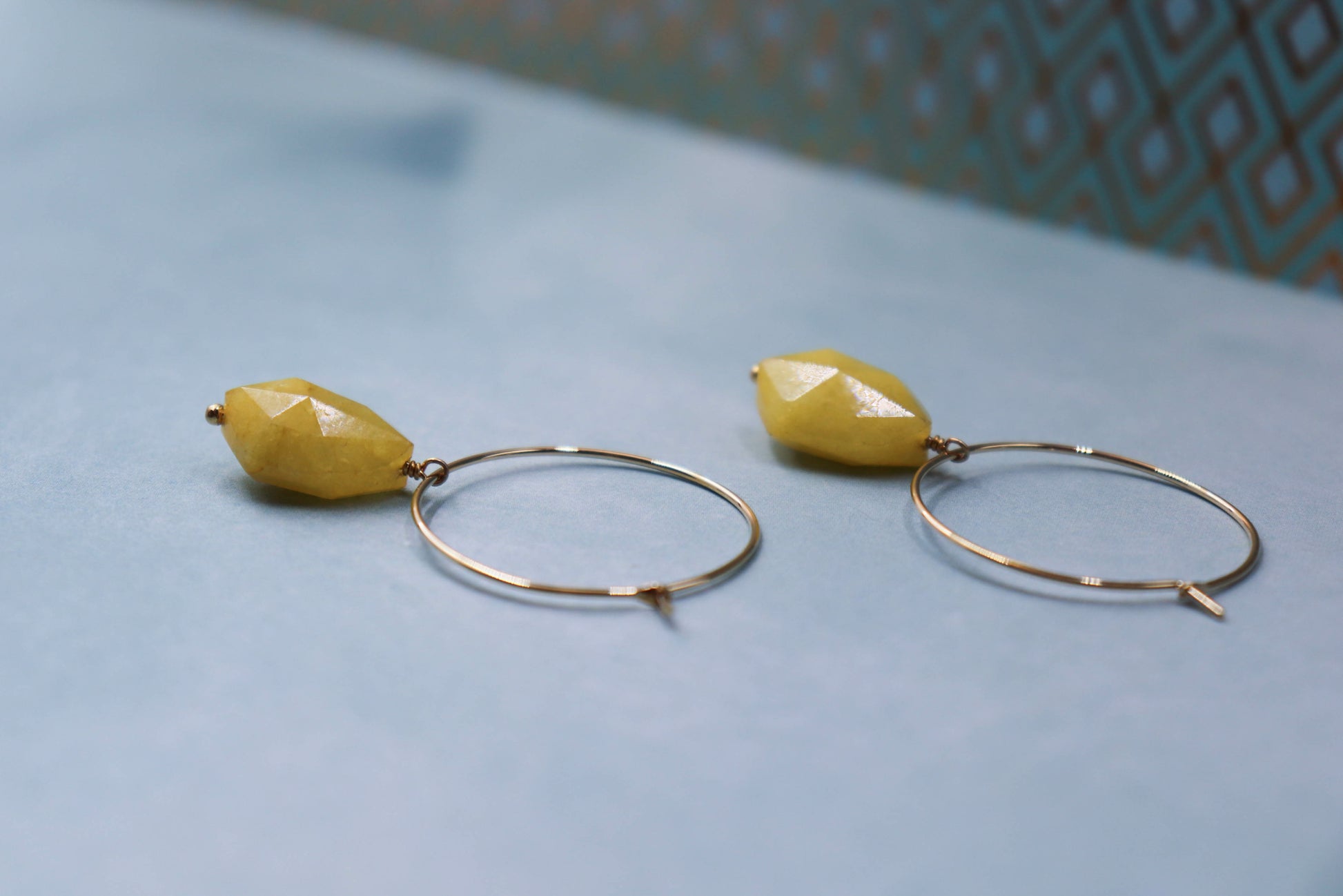 עגילי חישוק זהב בשילוב תליון אבן צהובה לולו Princess K Jewelry