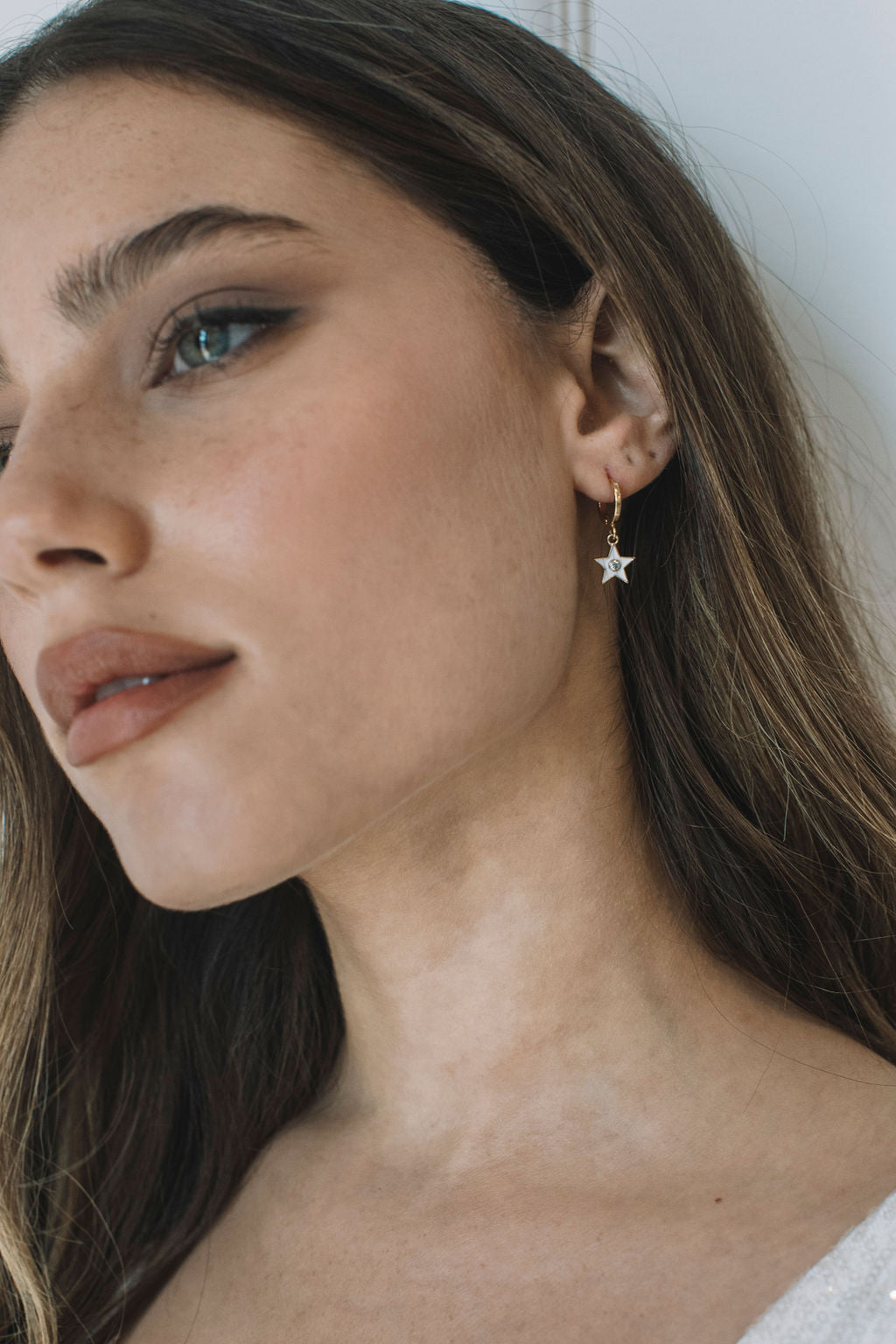 עגילי חישוק בשילוב תליון כוכב ווייט פארטי Princess K Jewelry