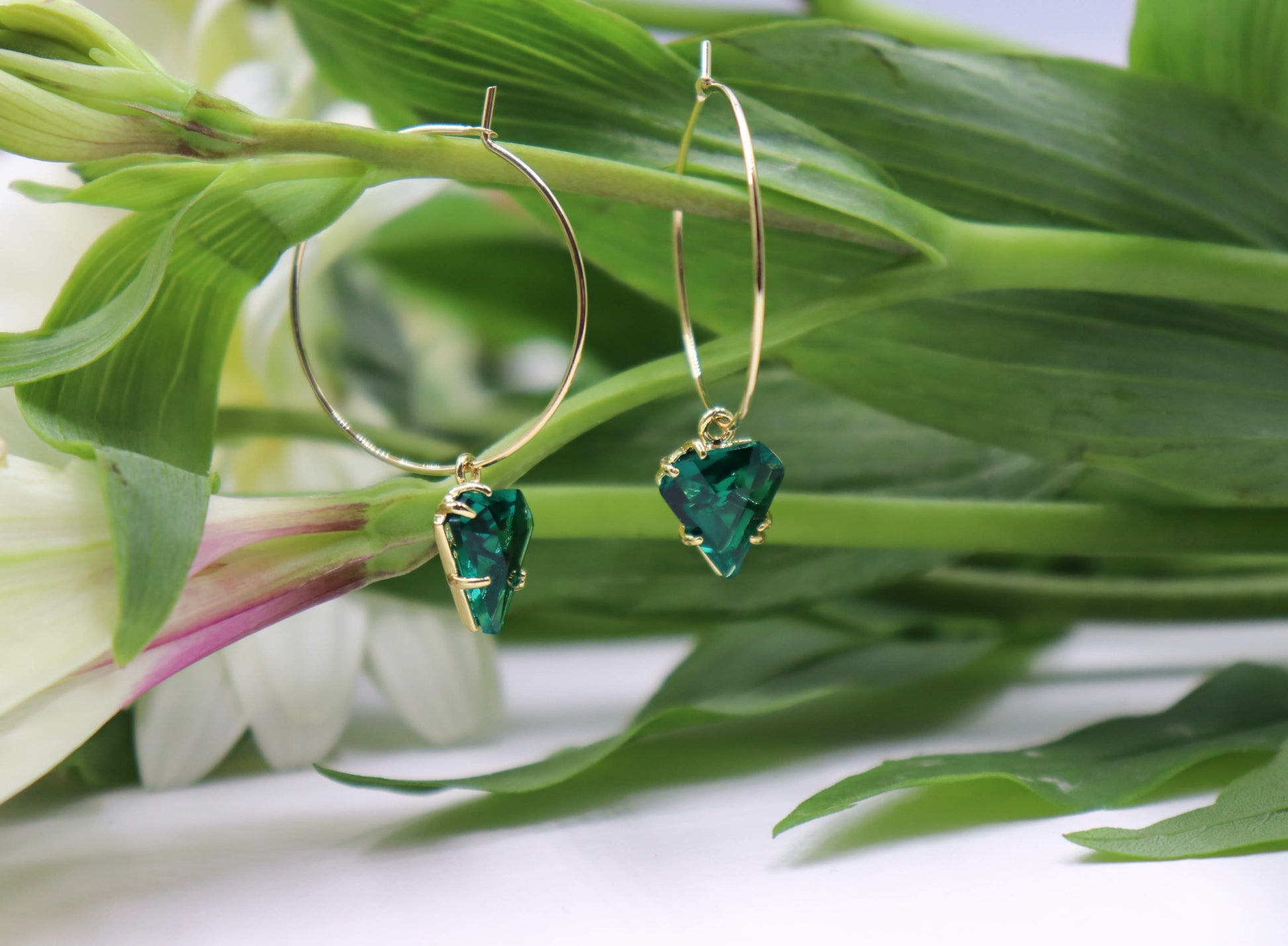 עגילי חישוק בשילוב משולש ירוק קיילי Princess K Jewelry