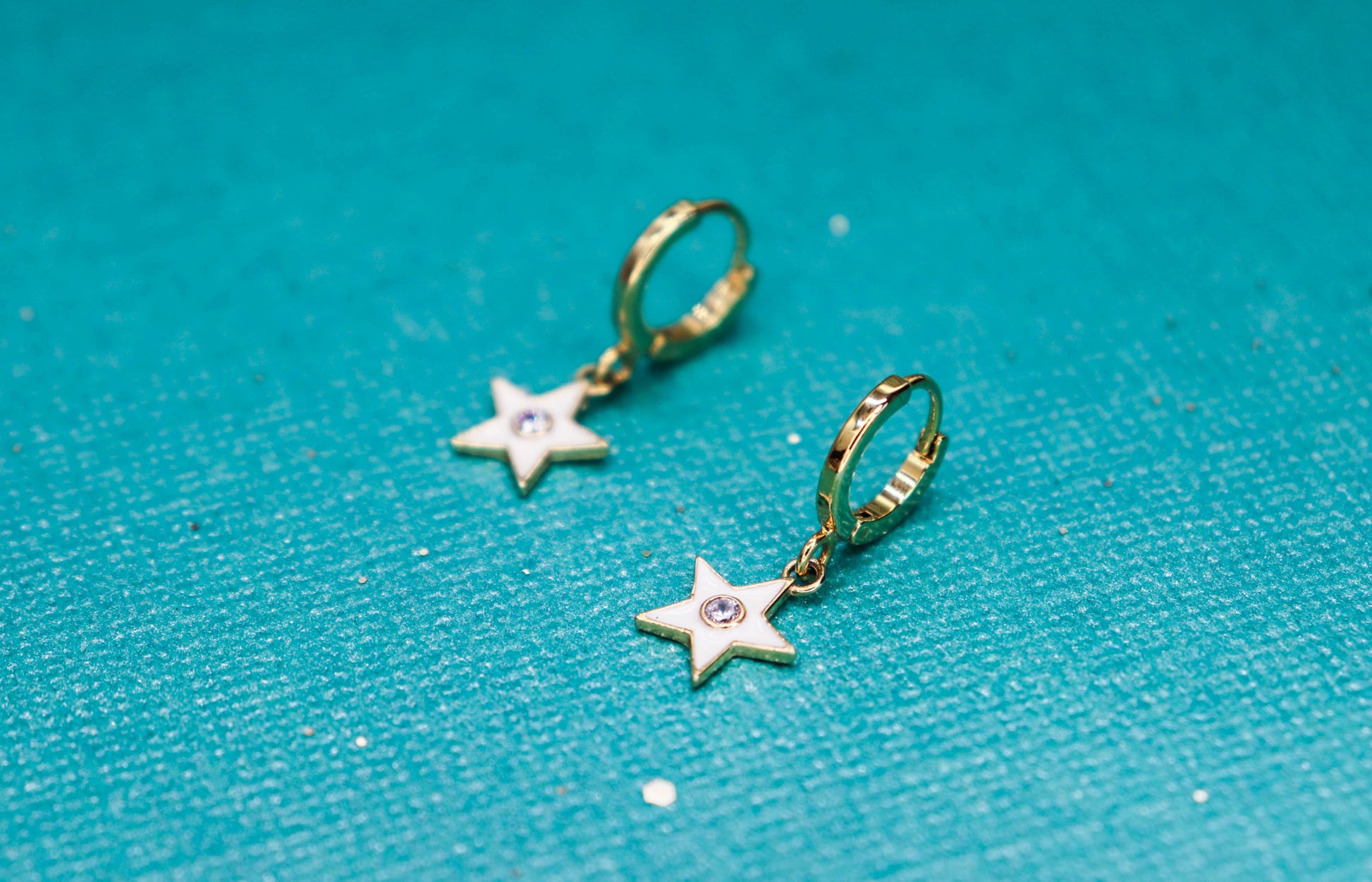 עגילי חישוק בשילוב תליון כוכב ווייט פארטי Princess K Jewelry