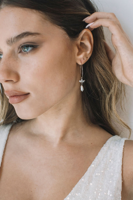 עגילי חישוק כסף בשילוב תליון פנינה ויקטוריה Princess K Jewelry