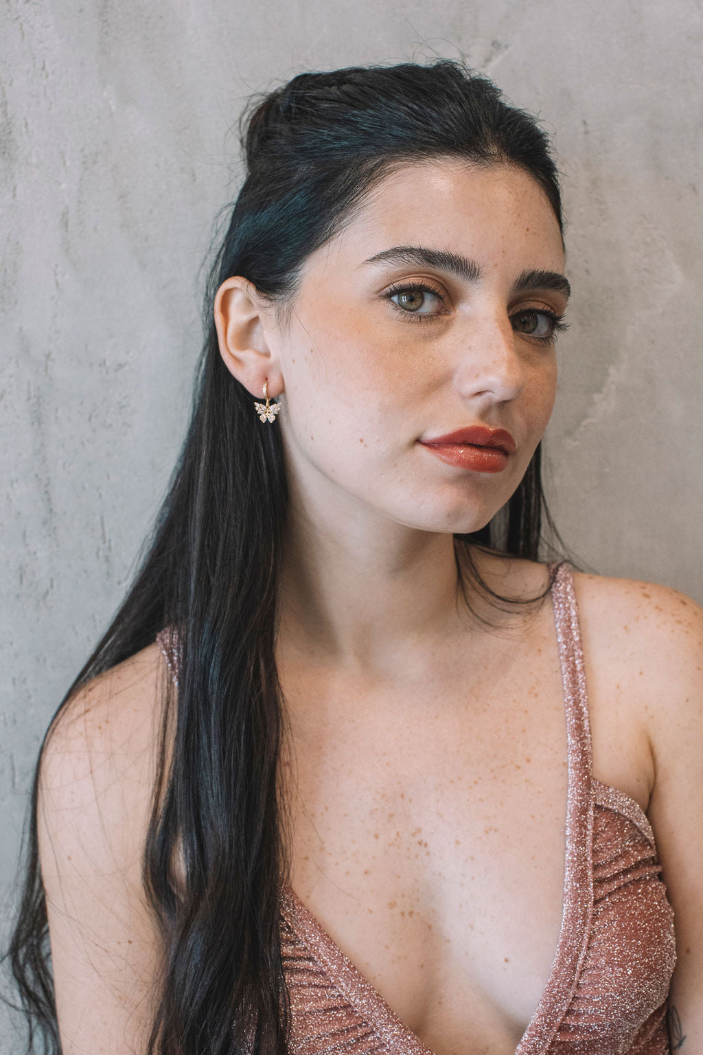 עגילי חישוק זהב בשילוב תליון פרפר מוניק Princess K Jewelry