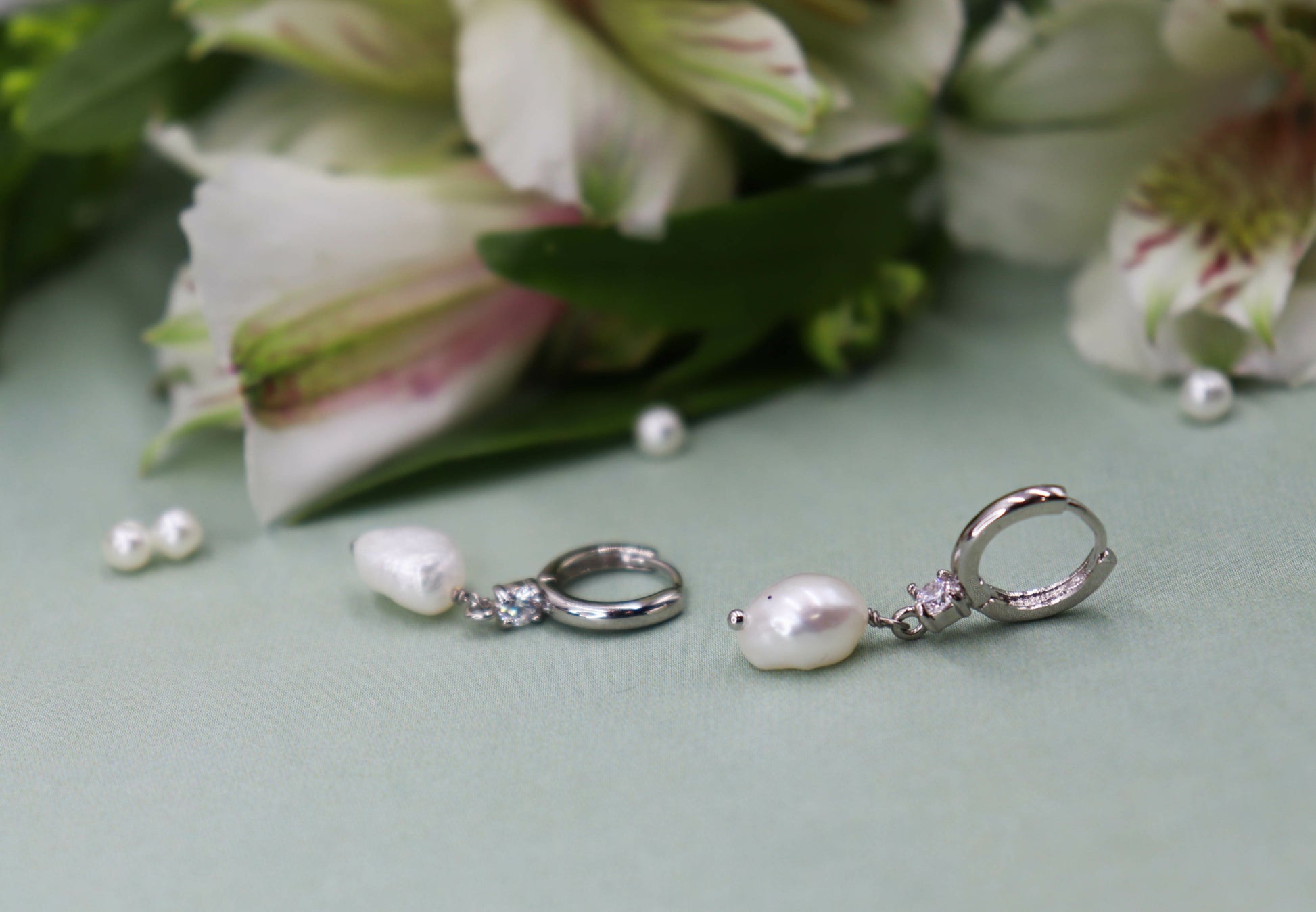 עגילי חישוק כסף בשילוב פנינה מייגן Princess K Jewelry