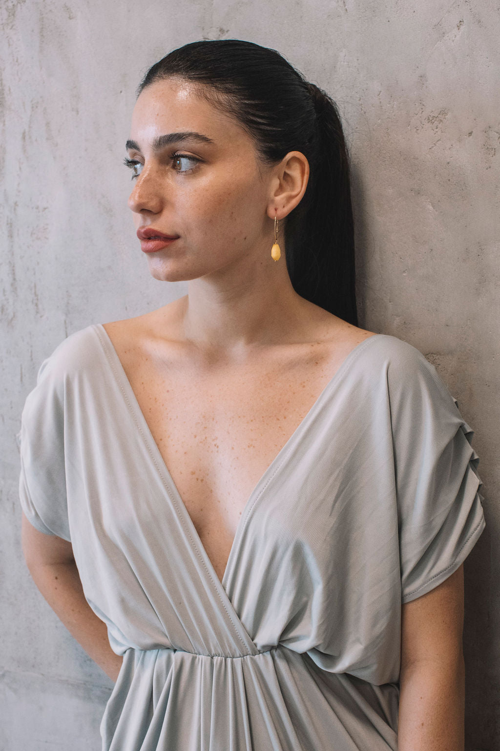 עגילי חישוק זהב בשילוב תליון אבן צהובה לולו Princess K Jewelry