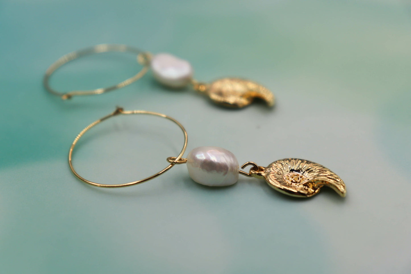 עגילי חישוק זהב בשילוב תליון פנינה מורגנה Princess K Jewelry