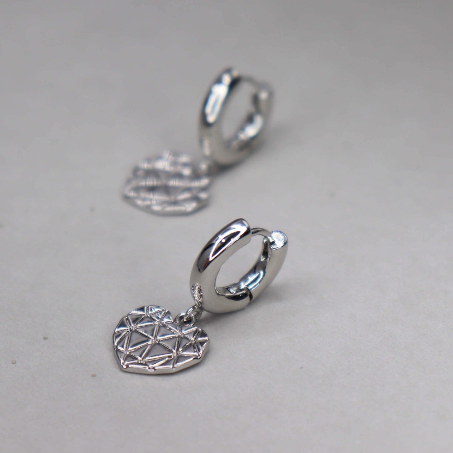 עגילי חישוק כסף בשילוב תליון לב לאב גיים Princess K Jewelry