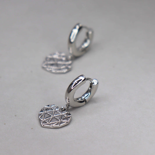 עגילי חישוק כסף בשילוב תליון לב לאב גיים Princess K Jewelry