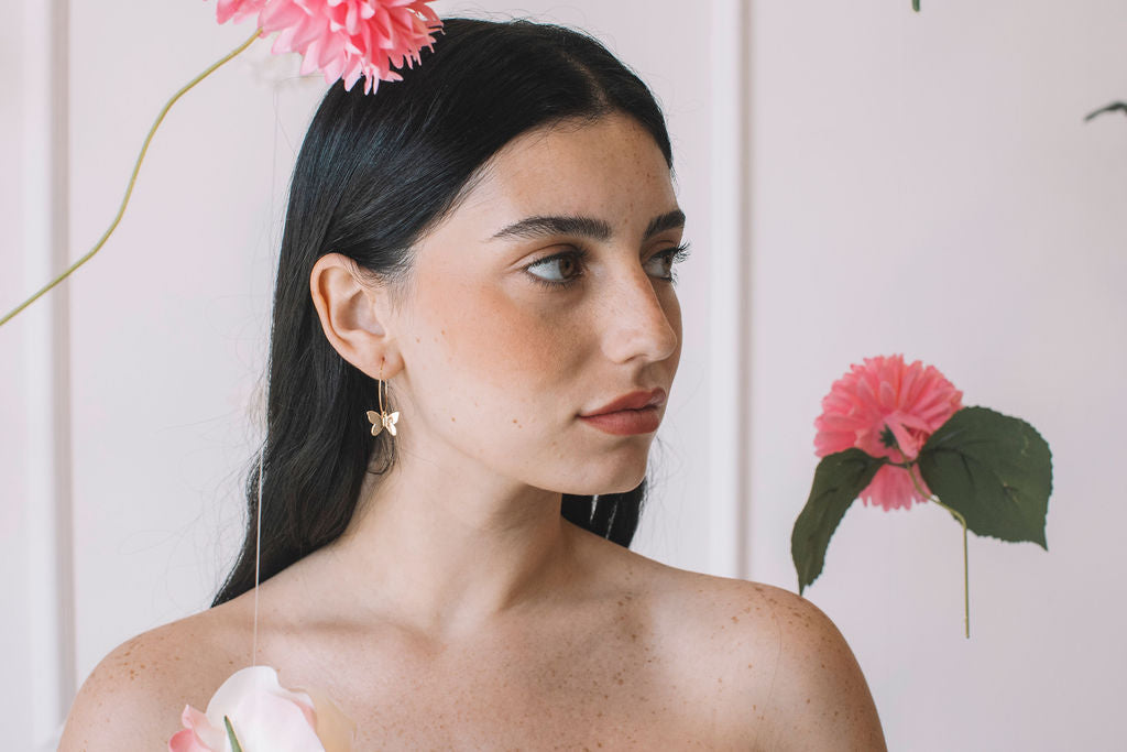 עגילי חישוק פרפר זהב ליידי ספרינג Princess K Jewelry