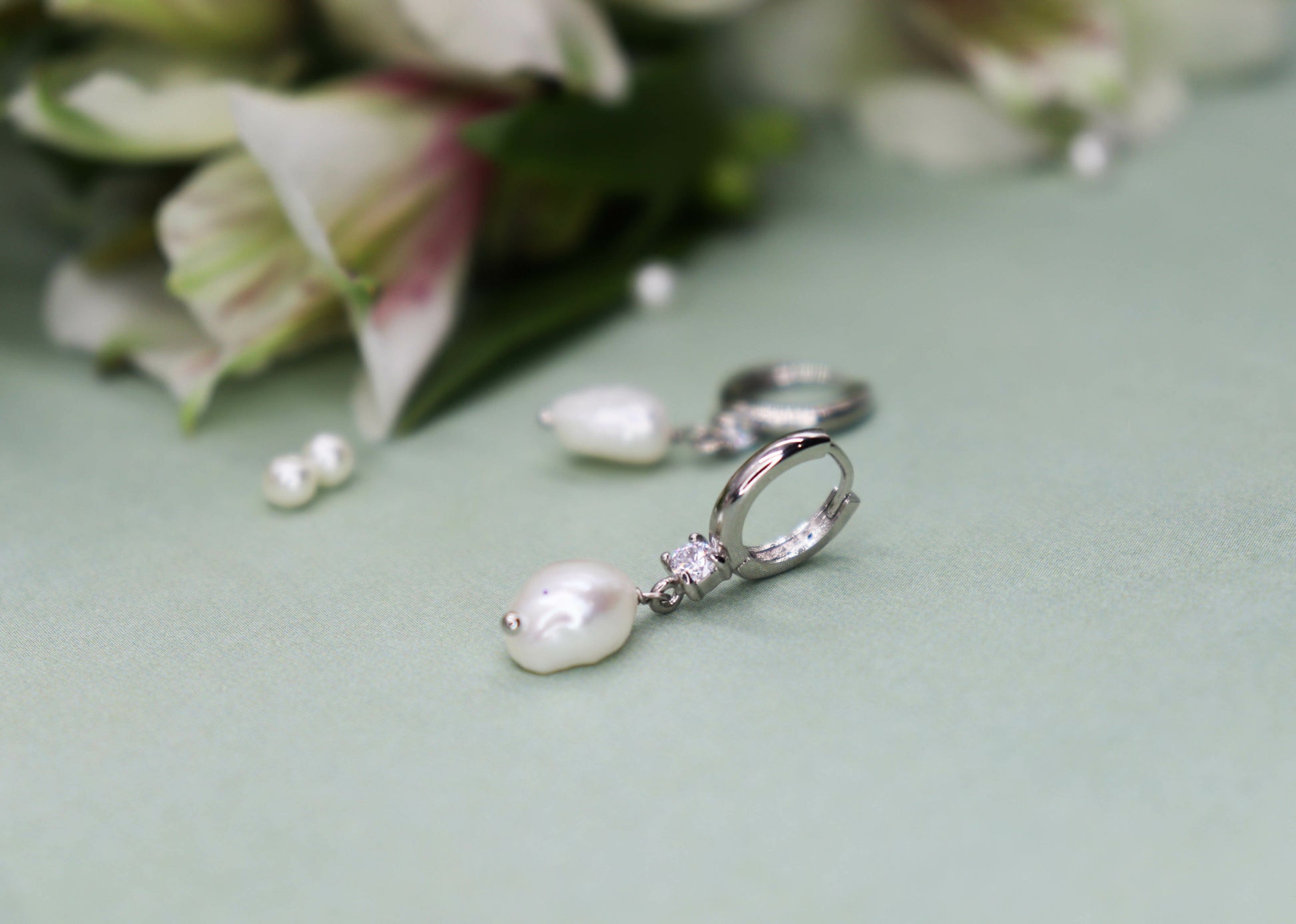 עגילי חישוק כסף בשילוב פנינה מייגן Princess K Jewelry