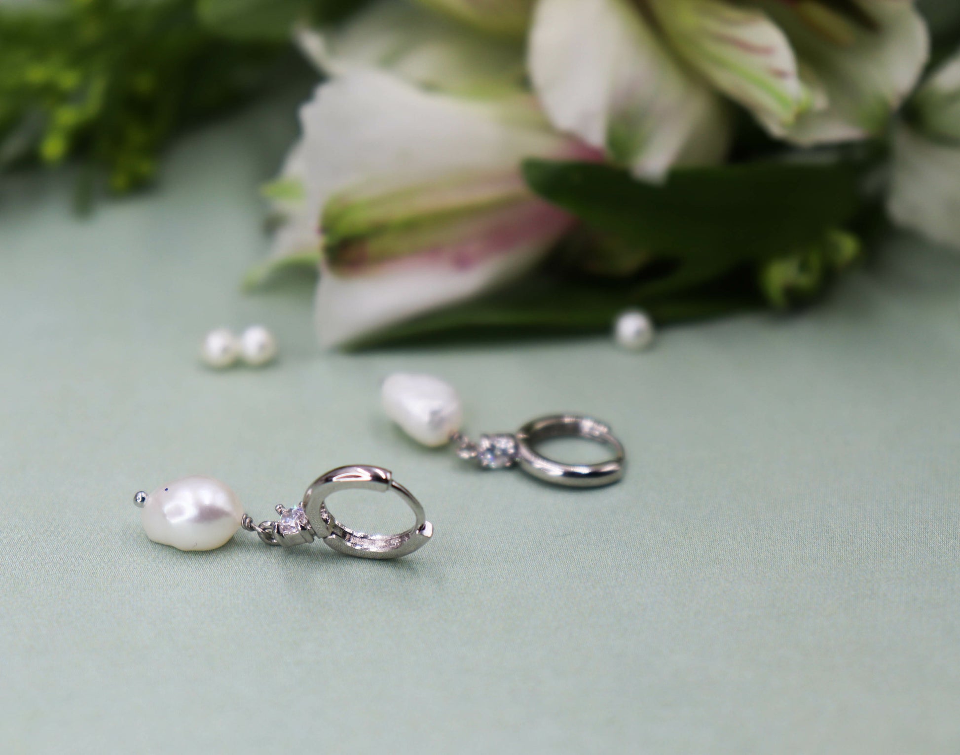 עגילי חישוק כסף בשילוב פנינה מייגן Princess K Jewelry