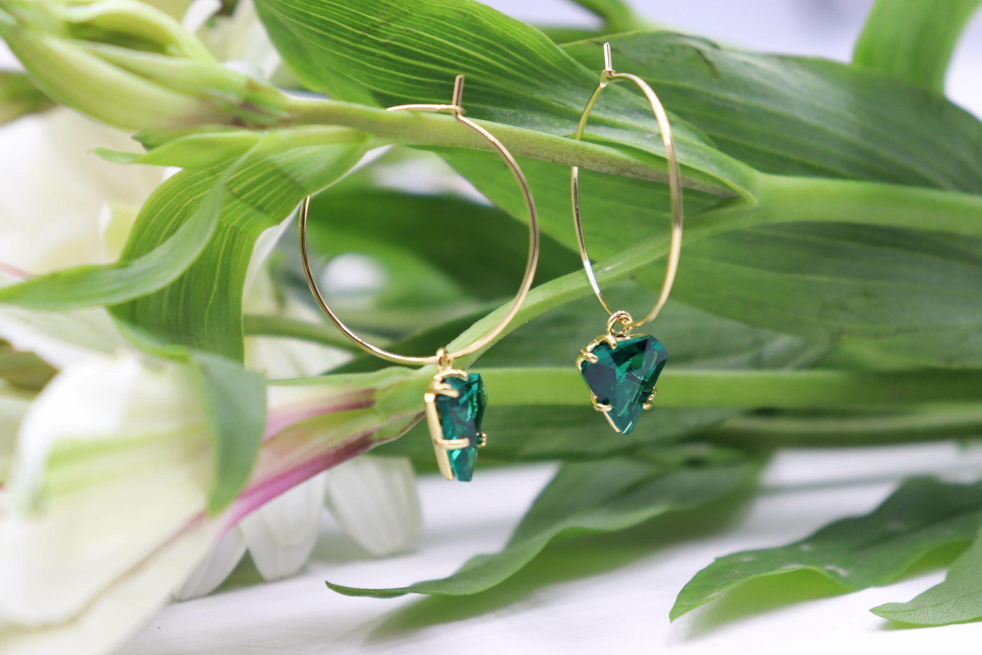 עגילי חישוק בשילוב משולש ירוק קיילי Princess K Jewelry