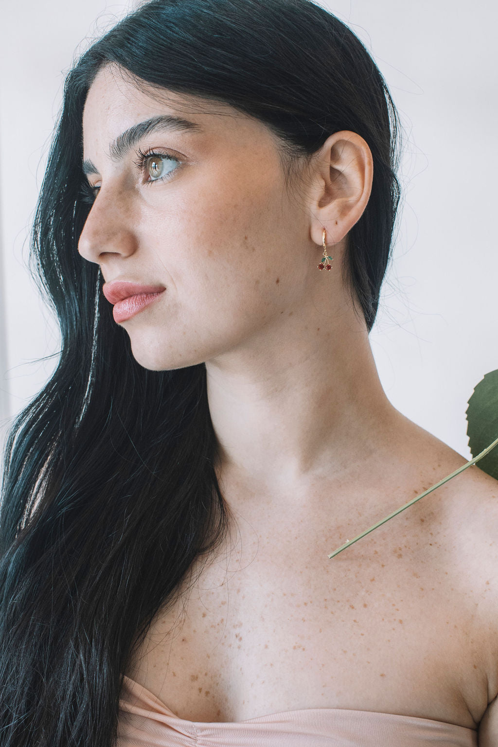 עגילי חישוק זהב בשילוב תליון דובדבן מון שרי Princess K Jewelry