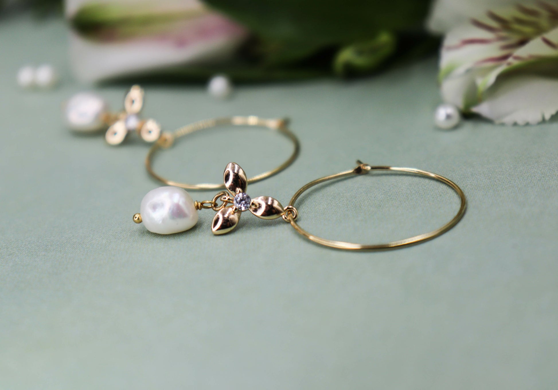 עגילי חישוק זהב פרח ופנינה ג'ולייט Princess K Jewelry