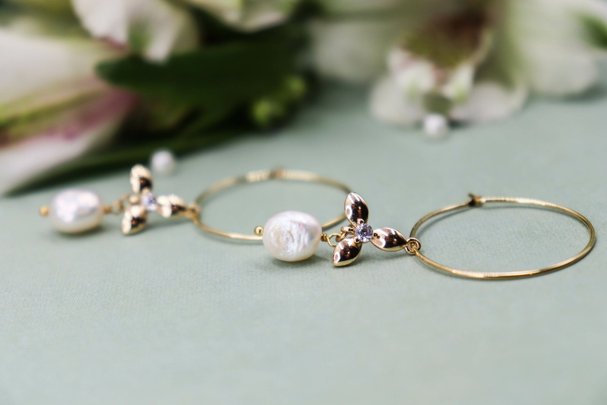 עגילי חישוק זהב פרח ופנינה ג'ולייט Princess K Jewelry