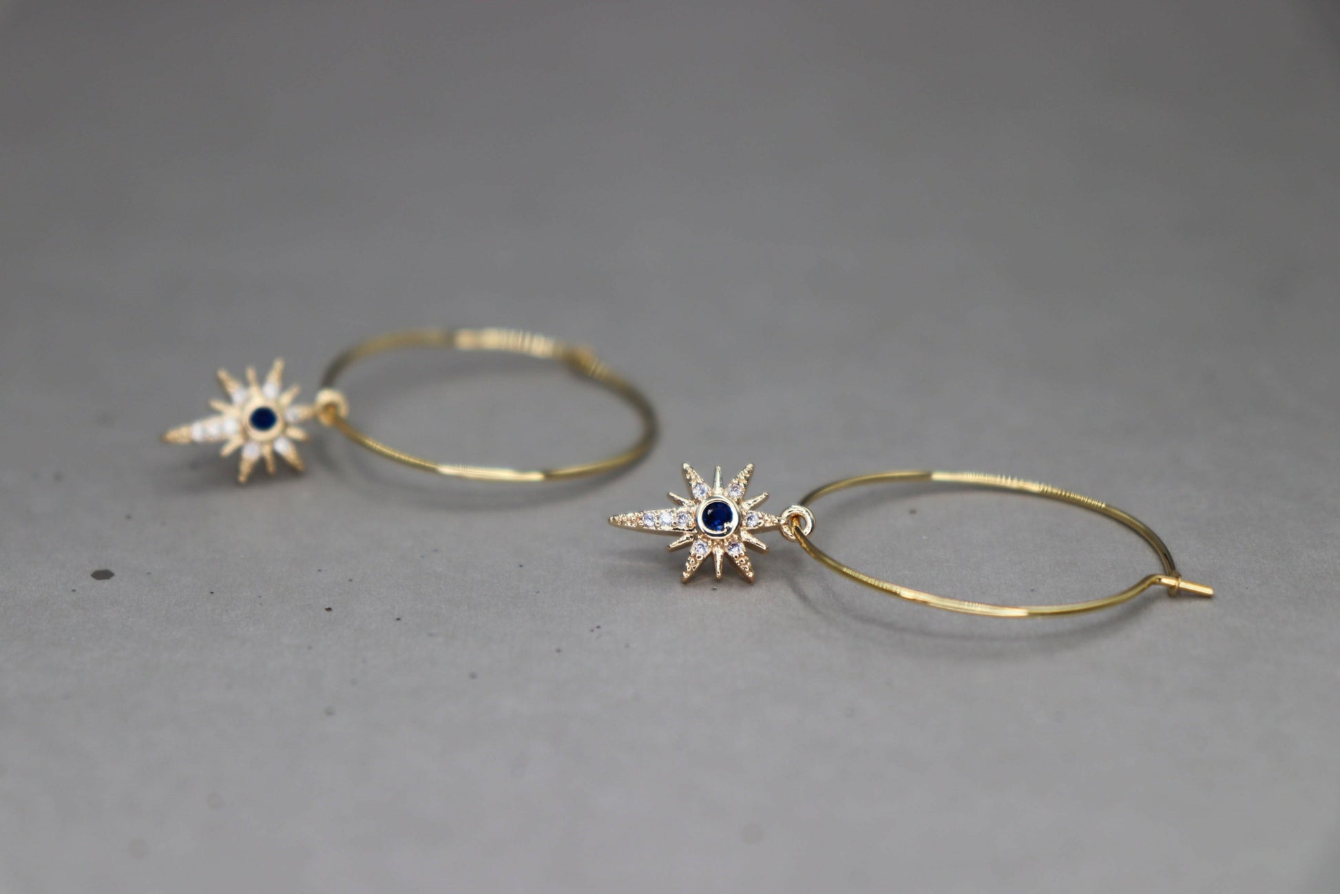 עגילי חישוק בשילוב תליון כוכב ג'ואן Princess K Jewelry
