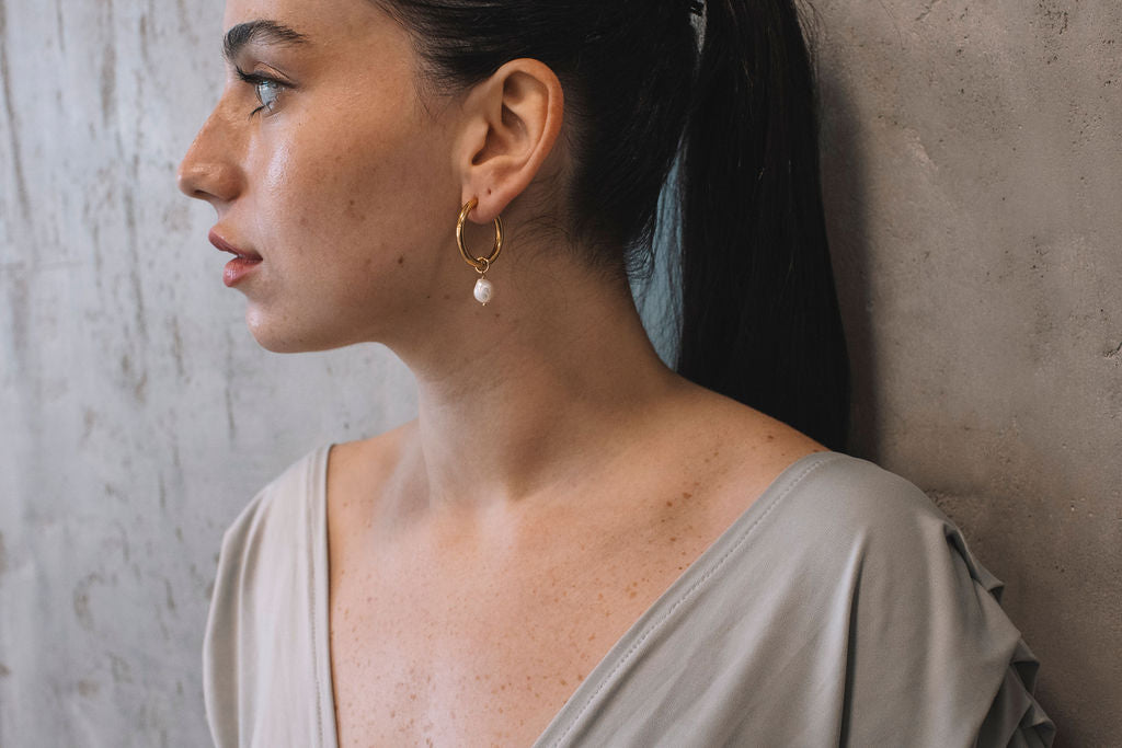 עגילי חישוק זהב בשילוב פנינה ריינה Princess K Jewelry