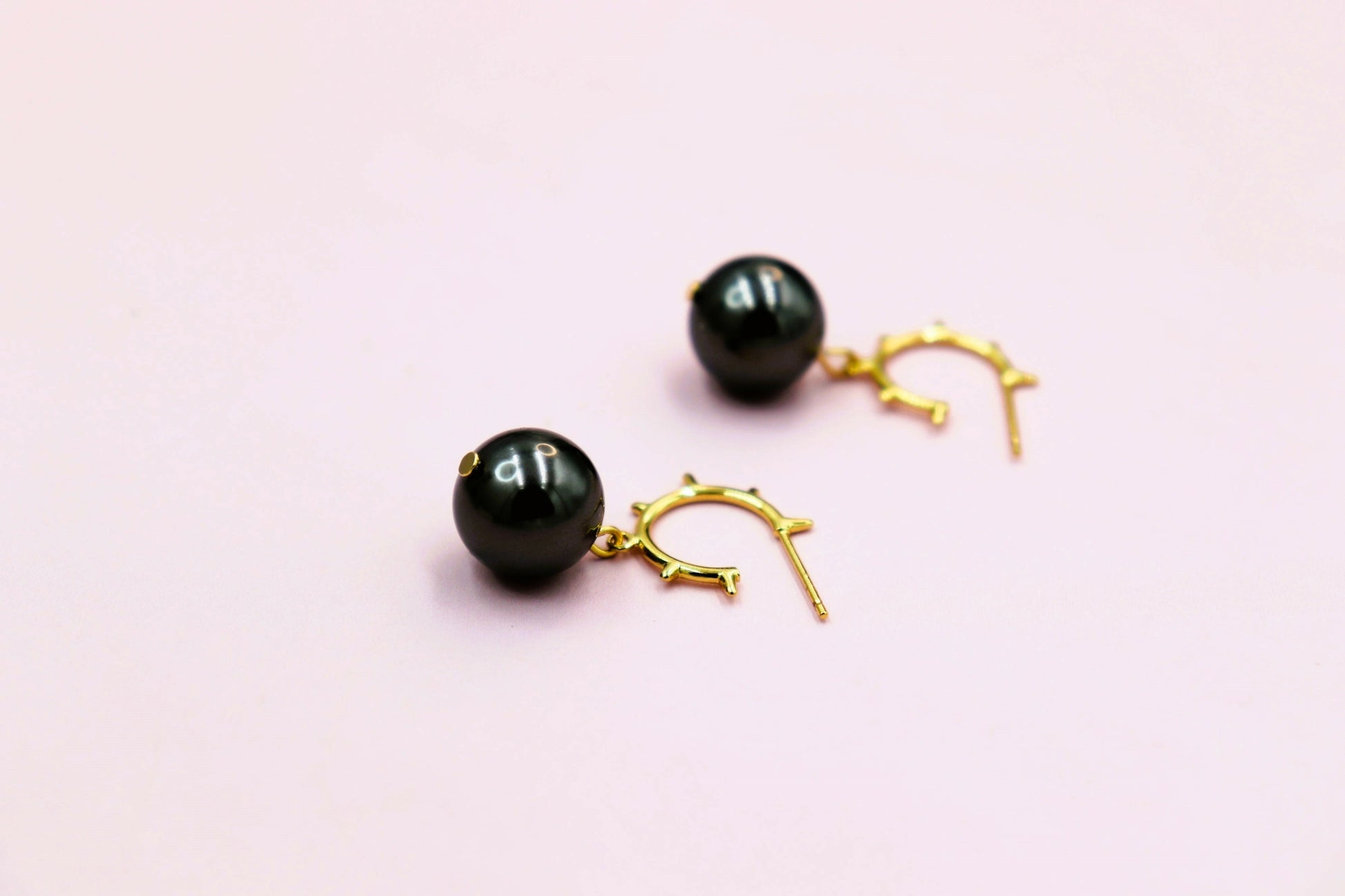 עגילי פנינה שחורה בומב Princess K Jewelry