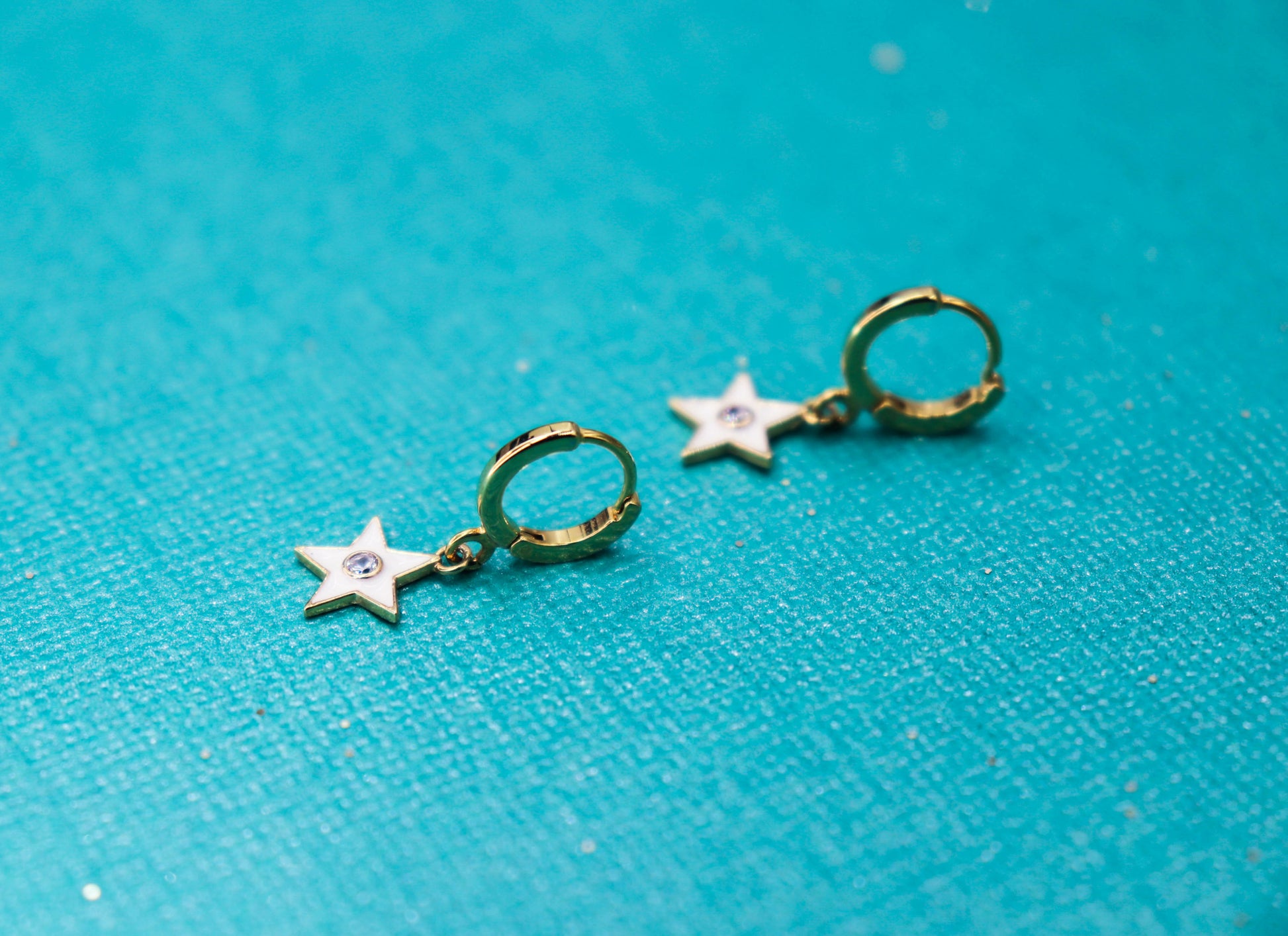 עגילי חישוק בשילוב תליון כוכב ווייט פארטי Princess K Jewelry