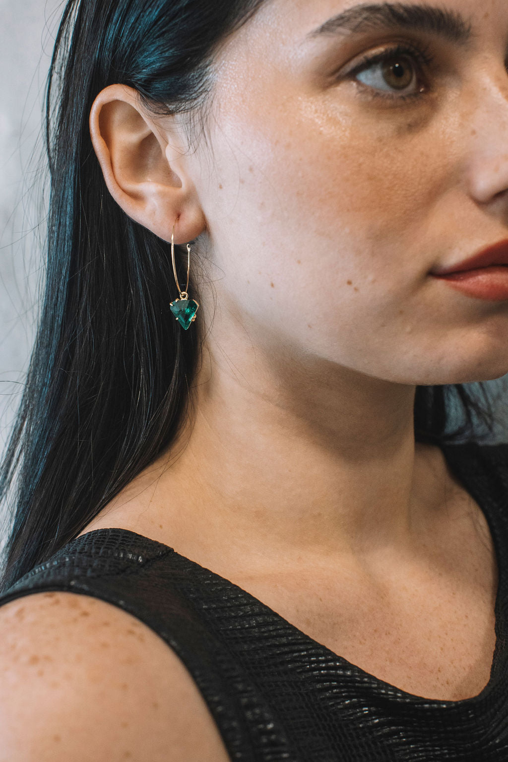 עגילי חישוק בשילוב משולש ירוק קיילי Princess K Jewelry
