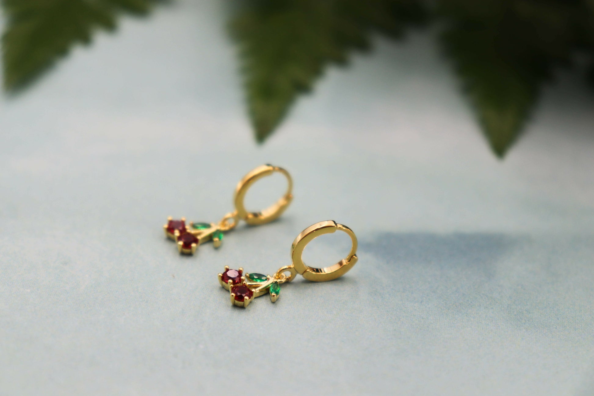 עגילי חישוק זהב בשילוב תליון דובדבן מון שרי Princess K Jewelry